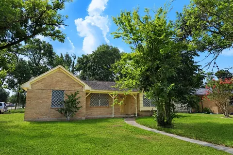 101 Hickory St, Lake Jackson, TX 77566