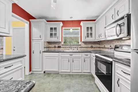1025 Willow Oaks Cir, Pasadena, TX 77506
