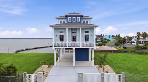 107 Gulf Dr, Tiki Island, TX 77554