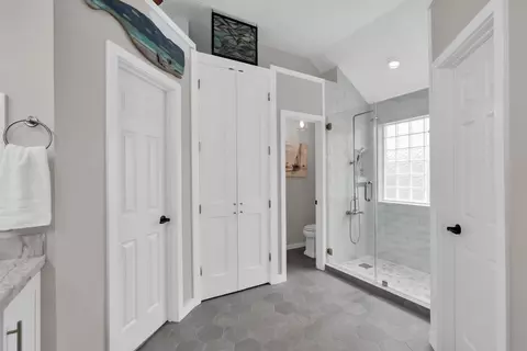 Bath - 6407 Sparrows Glen Ln, Spring, TX 77379 photo 4 of 6