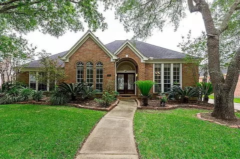 4911 Avondale Dr, Sugar Land, TX 77479