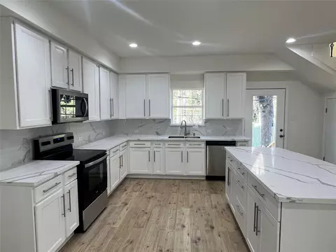 Kitchen - 10811 River Oaks Dr, Conroe, TX 77385 photo 3 of 4