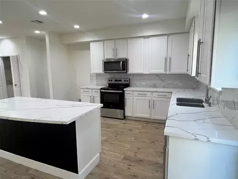 Kitchen - 10811 River Oaks Dr, Conroe, TX 77385 photo 2 of 4