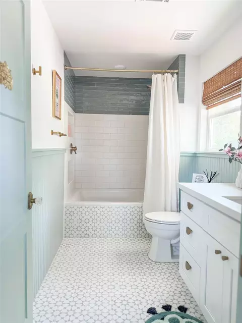 Bath - 26815 W Hardy Rd, Spring, TX 77373 photo 2 of 3