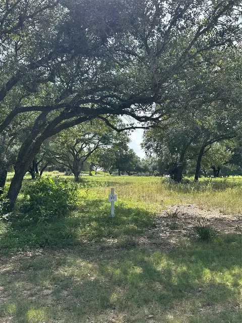 111 Mallard Ln, Columbus, TX 78934