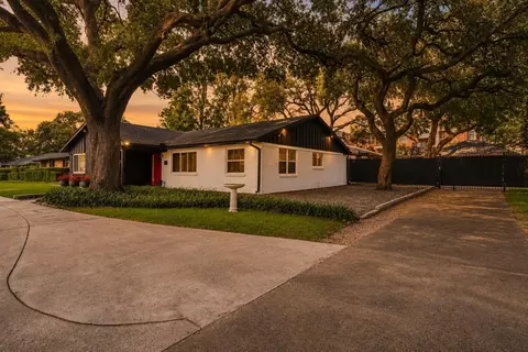 2302 Chimney Rock Rd, Houston, TX 77056