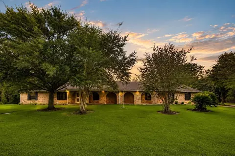 327 Maple Dr, Hitchcock, TX 77563