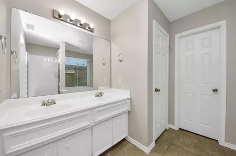 Bath - 1903 Ryansbrook Ln, Spring, TX 77386 photo 2 of 5