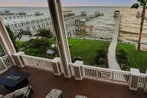 511 Bay Ave, Kemah, TX 77565