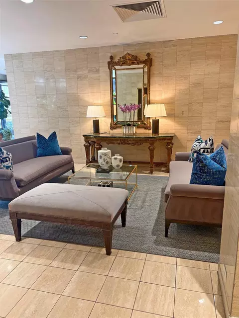 15 Greenway Plz #14D, Houston, TX 77046