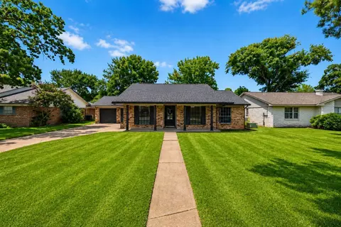 3700 Kingsway Dr, Baytown, TX 77521
