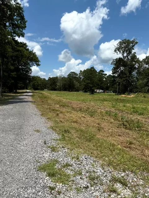 75 Armstrong Dr, Liberty, TX 77575
