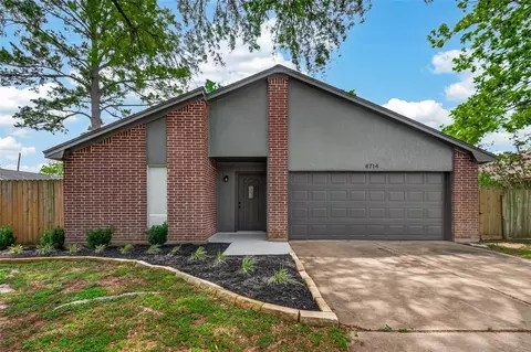 4714 39th St E, Dickinson, TX 77539