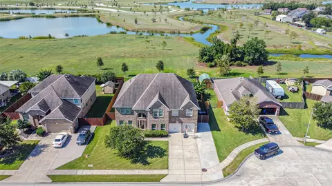 9719 Wincrest Dr, Mont Belvieu, TX 77523