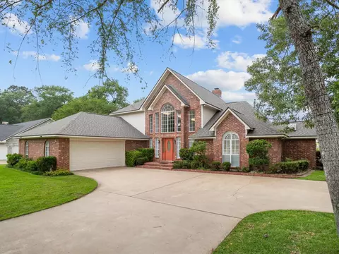 123 Crown Colony Dr, Lufkin, TX 75901