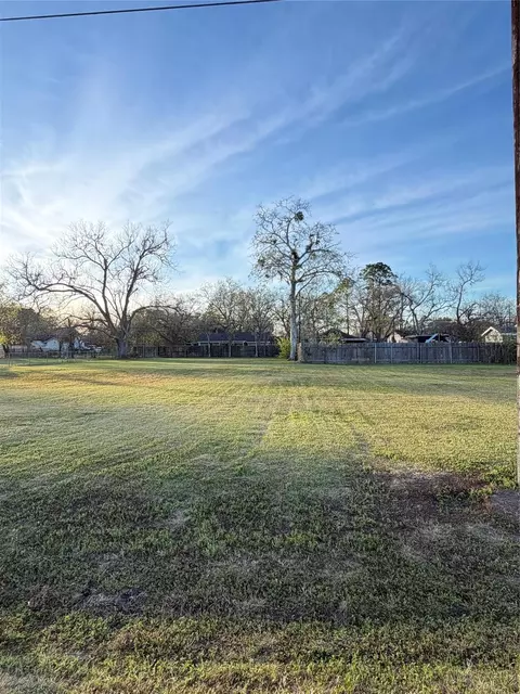 1007 E 2nd St, Sweeny, TX 77480