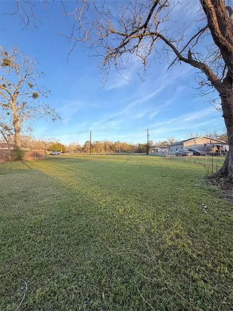 1007 E 2nd St, Sweeny, TX 77480 photo 3