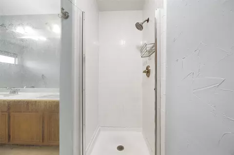 Bath - 5526 Clarkston Ln, Spring, TX 77379 photo 4 of 4