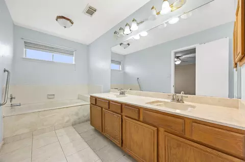 Bath - 5526 Clarkston Ln, Spring, TX 77379 photo 3 of 4