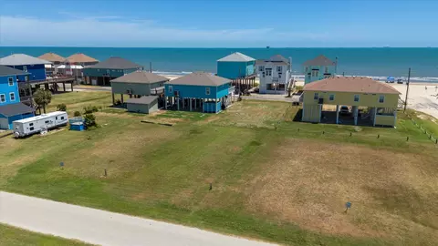 1126 Gulfview Ln, Crystal Beach, TX 77650 photo 4