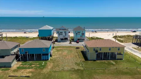 1126 Gulfview Ln, Crystal Beach, TX 77650 photo 13