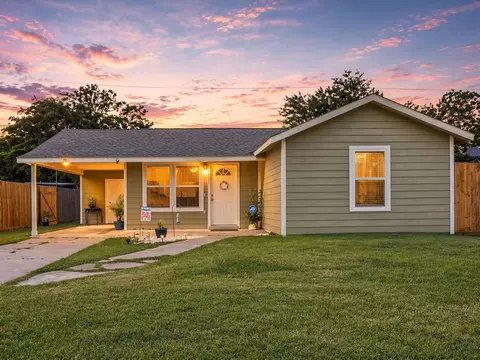 718 W 10th St, Freeport, TX 77541