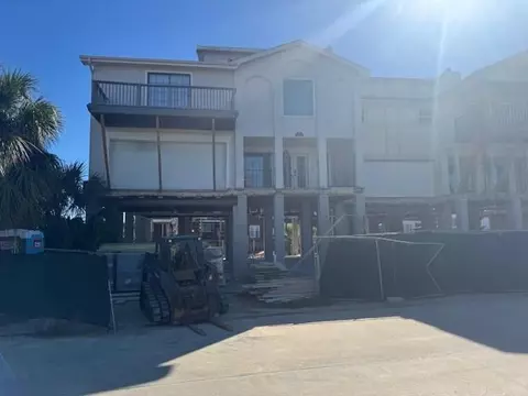 15 Harbour Dr, Nassau Bay, TX 77058