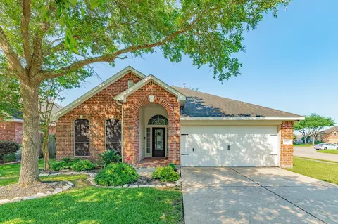2912 Standing Springs Ln, Dickinson, TX 77539