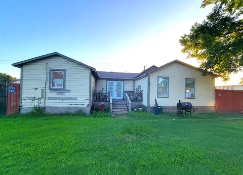 802 S Virginia St, La Porte, TX 77571