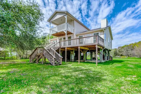 2101 7th St, High Island, TX 77623