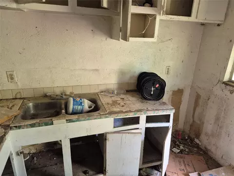 Kitchen - 37623 Meadowview Dr, Hempstead, TX 77445 photo 2 of 2