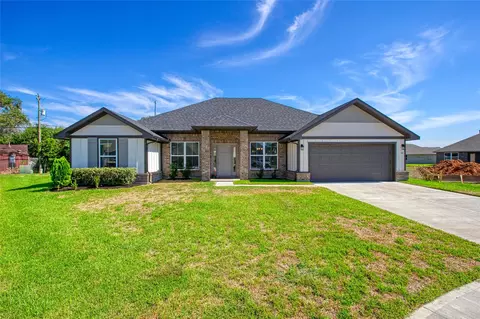 10 Gemstone Ct, Angleton, TX 77515