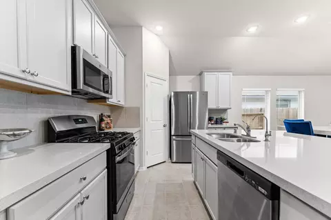 Kitchen - 2702 Meadow View Ln, Conroe, TX 77385 photo 1 of 2