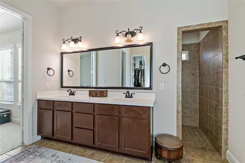 Bath - 8126 Spreadwing St, Conroe, TX 77385 photo 1 of 3