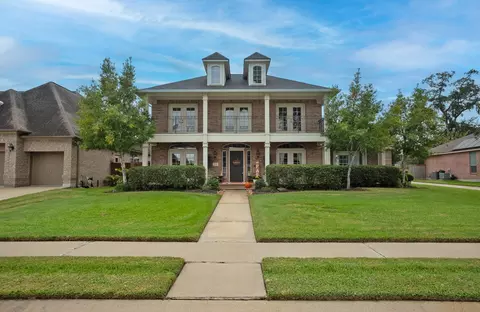 204 Arrowhead Dr, Lake Jackson, TX 77566