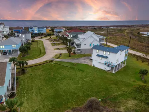 14426 Spyglass Cir, Galveston, TX 77554