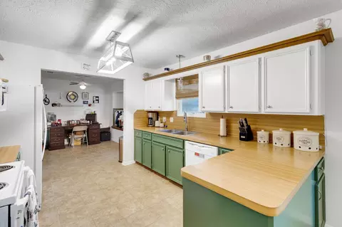 Kitchen - 144 Thornton, Trinity, TX 75862 photo 1 of 4