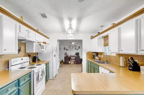 Kitchen - 144 Thornton, Trinity, TX 75862 photo 4 of 4