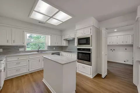 Kitchen - 47 Devonshire Dr, Conroe, TX 77304 photo 3 of 5