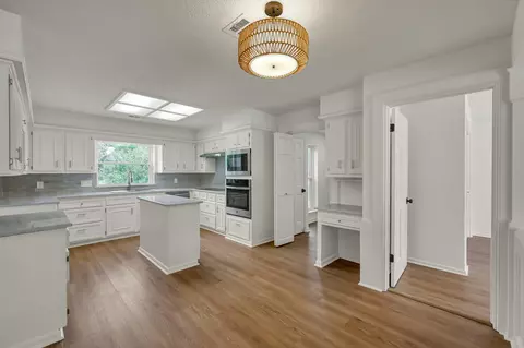 Kitchen - 47 Devonshire Dr, Conroe, TX 77304 photo 1 of 5