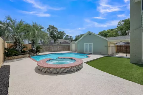 Exterior - 47 Devonshire Dr, Conroe, TX 77304 photo 4 of 7