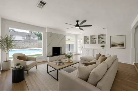 Living - 47 Devonshire Dr, Conroe, TX 77304 photo 2 of 7