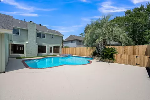 Exterior - 47 Devonshire Dr, Conroe, TX 77304 photo 5 of 7