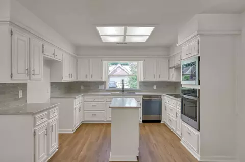Kitchen - 47 Devonshire Dr, Conroe, TX 77304 photo 2 of 5