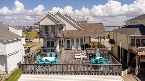 925 Tiki Dr, Tiki Island, TX 77554