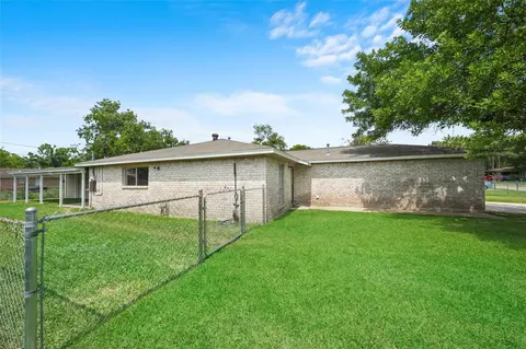 Exterior - 205 Bert St, Angleton, TX 77515 photo 4 of 4
