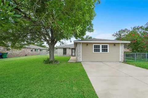 Exterior - 205 Bert St, Angleton, TX 77515 photo 2 of 4