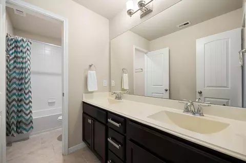 Bath - 9418 Mcdowell Dr, Rosenberg, TX 77469 photo 2 of 2