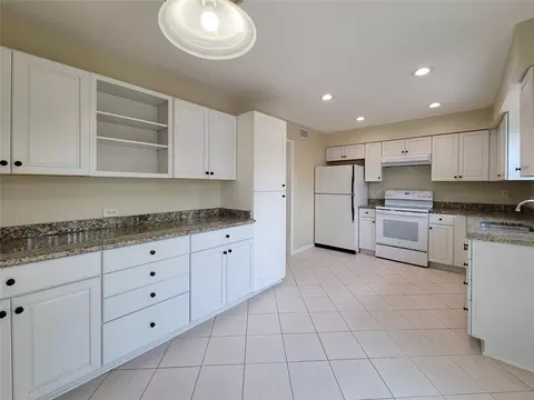 7600 Burgoyne Rd #114, Houston, TX 77063