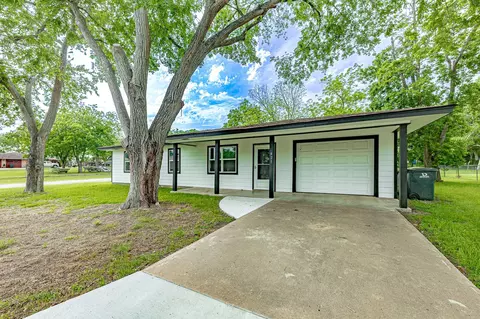 421 W Runk St, Shiner, TX 77984